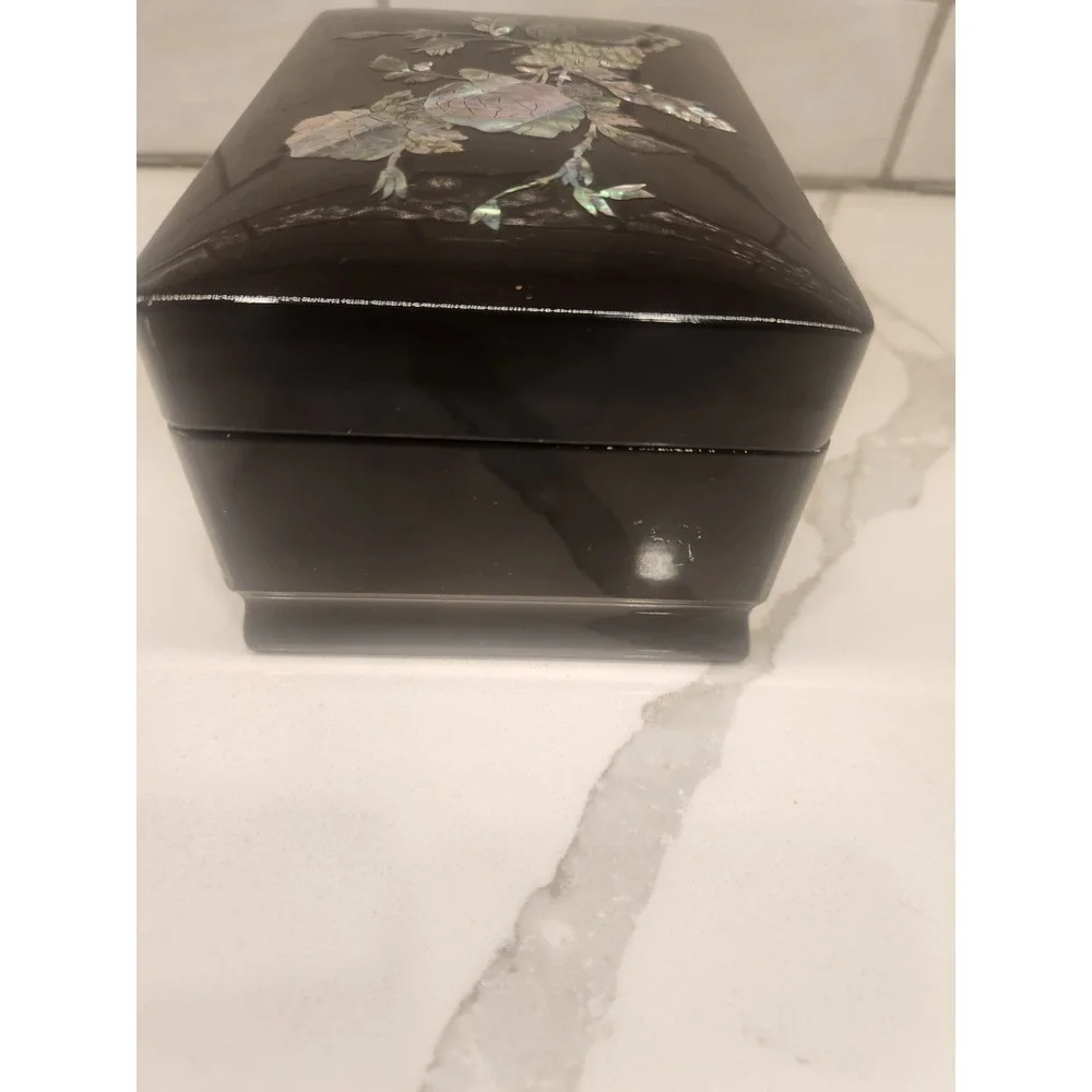 Vintage Black Laquer Jewelry Music Box Mother Of Pearl Rose Inlay Turtle Closure